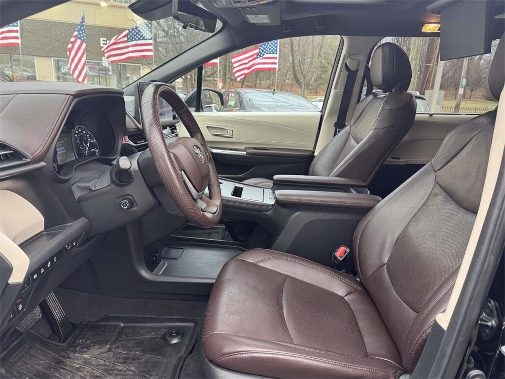 2023 Toyota Sienna Platinum