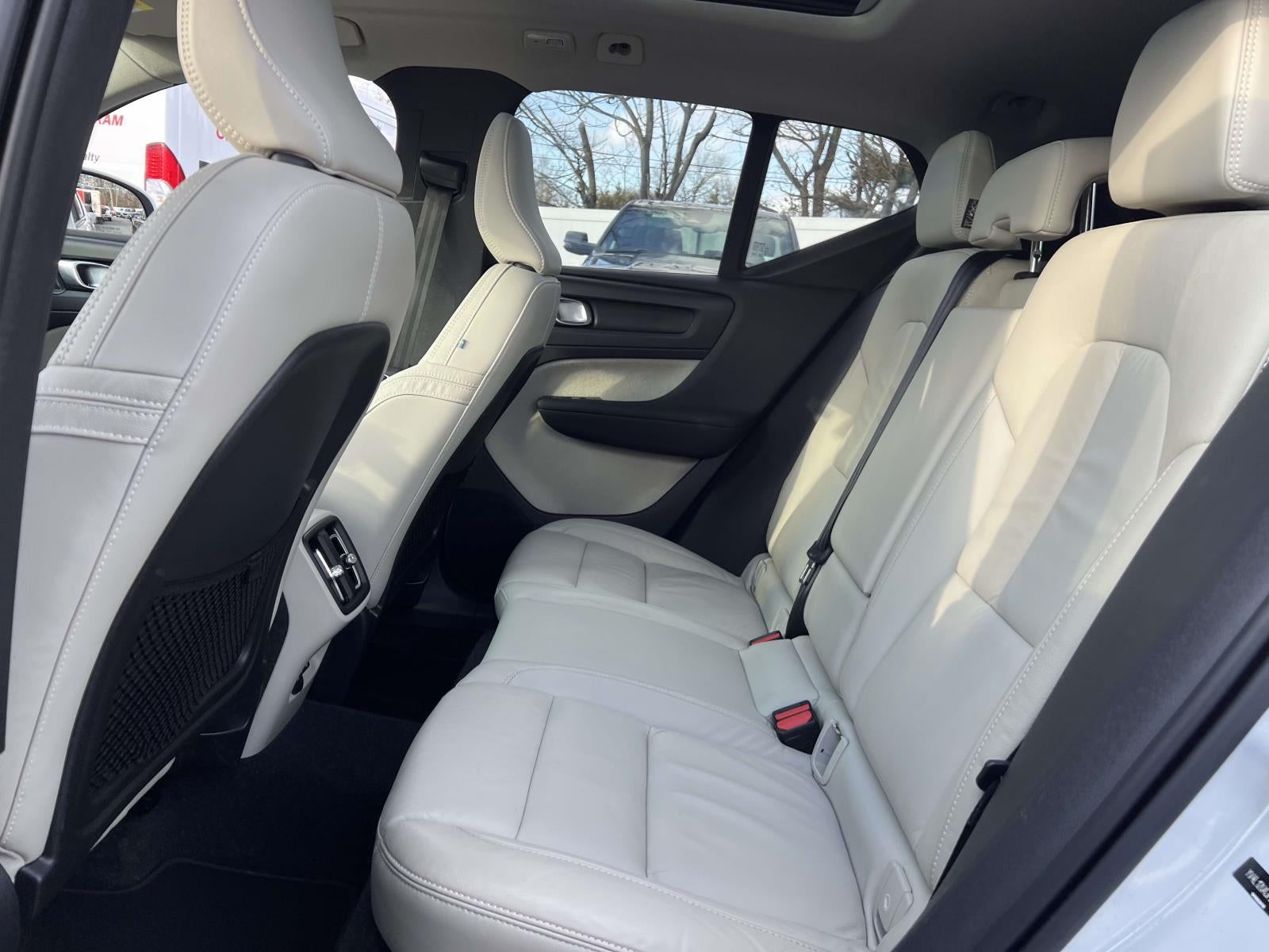 2023 Volvo XC40 B5 Ultimate Bright Theme