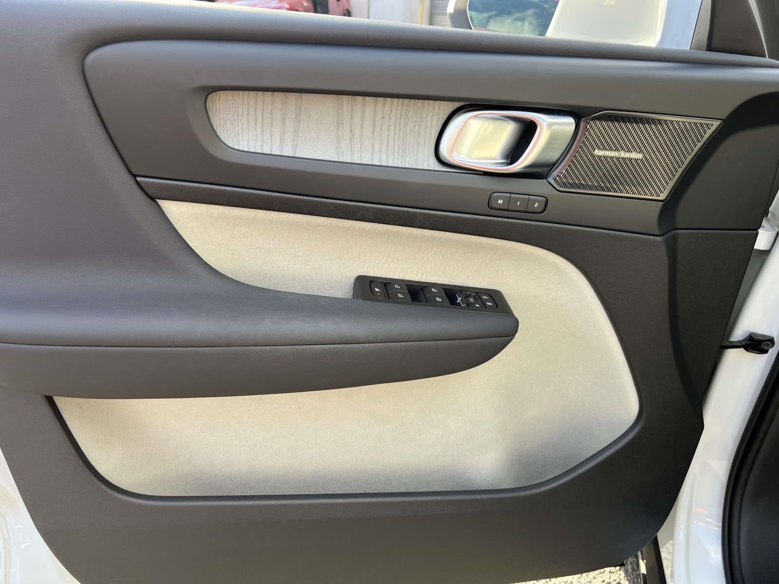 2023 Volvo XC40 B5 Ultimate Bright Theme