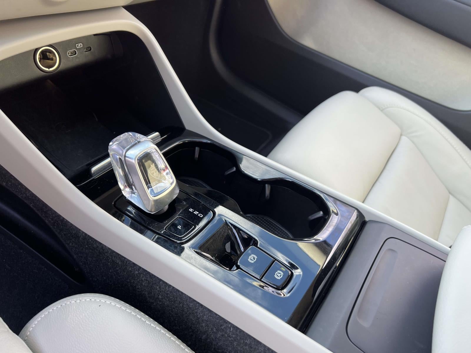 2023 Volvo XC40 B5 Ultimate Bright Theme