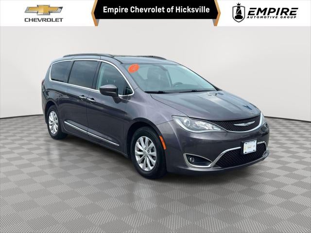 2017 Chrysler Pacifica Touring-L's photo
